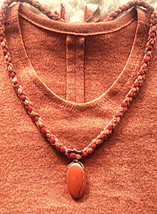  Edelsteinkette mit Anhänger aus rotem Jaspis