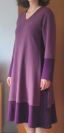  Zweifarbiges Kleid aus Wolljersey 